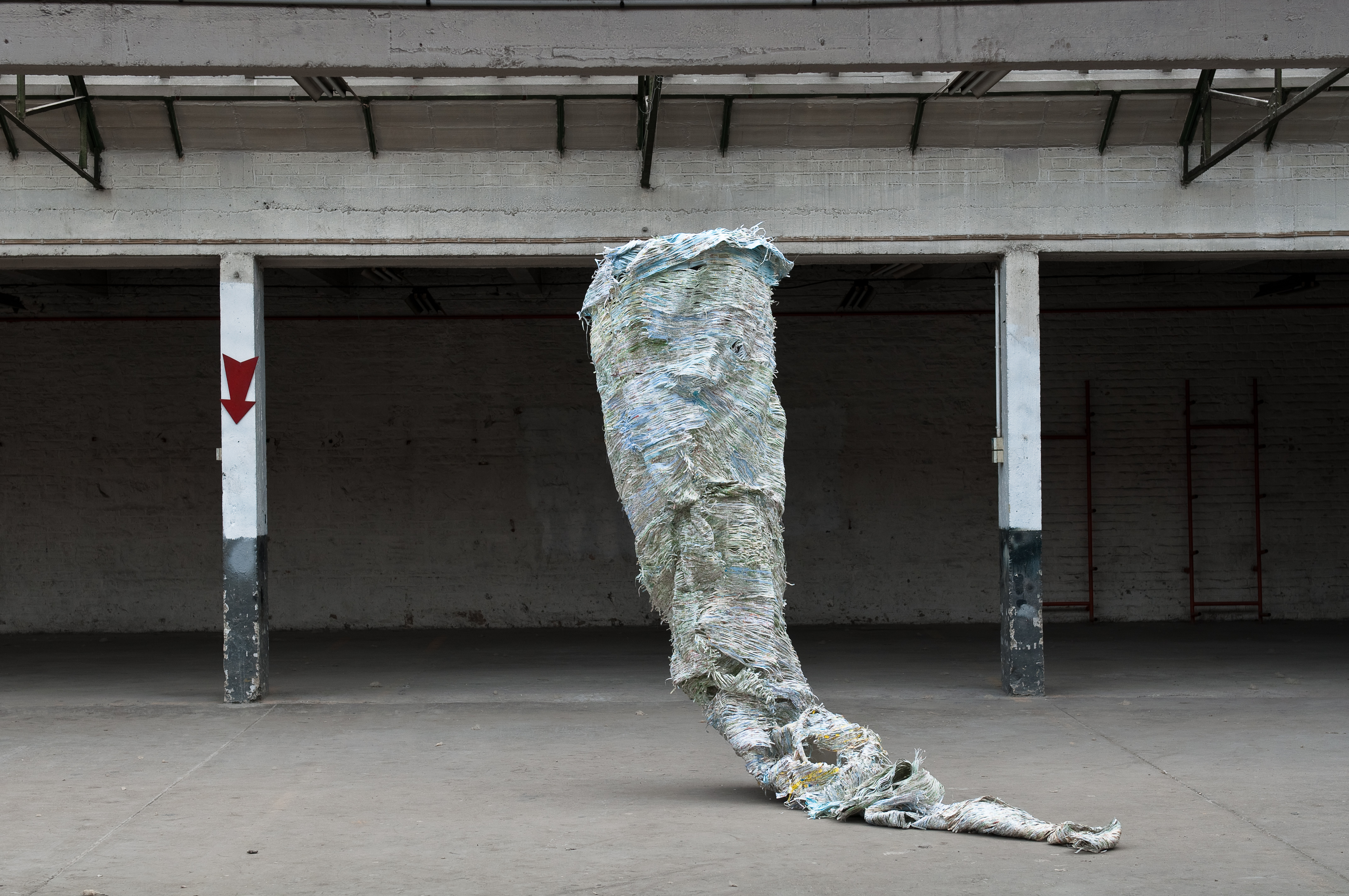 Papier, fil coton , fil nylon et tube de PVC /420 cm / 2006 Photographie Rémi Vimont